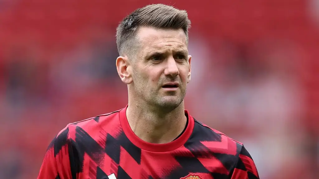 Veteran goalkeeper Tom Heaton signs one-year extension with Manchester United