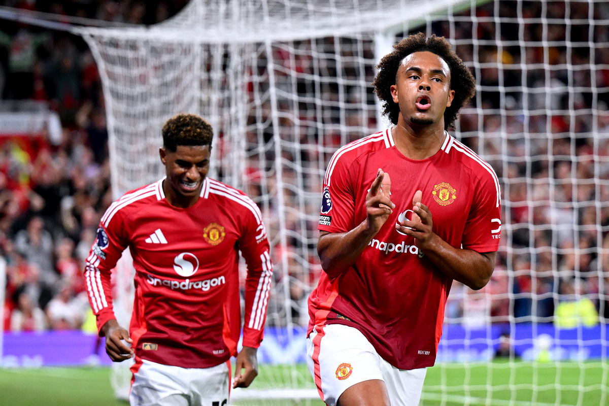 MANCHESTER, ENGLAND - AUGUST 16: Joshua Zirkzee of Manchester United celebrates scoring his team's first goal with teammate Marcus Rashford during the Premier League match between Manchester United FC and Fulham FC at Old Trafford on August 16, 2024 in Manchester, England. (Photo by Michael Regan/Getty Images)