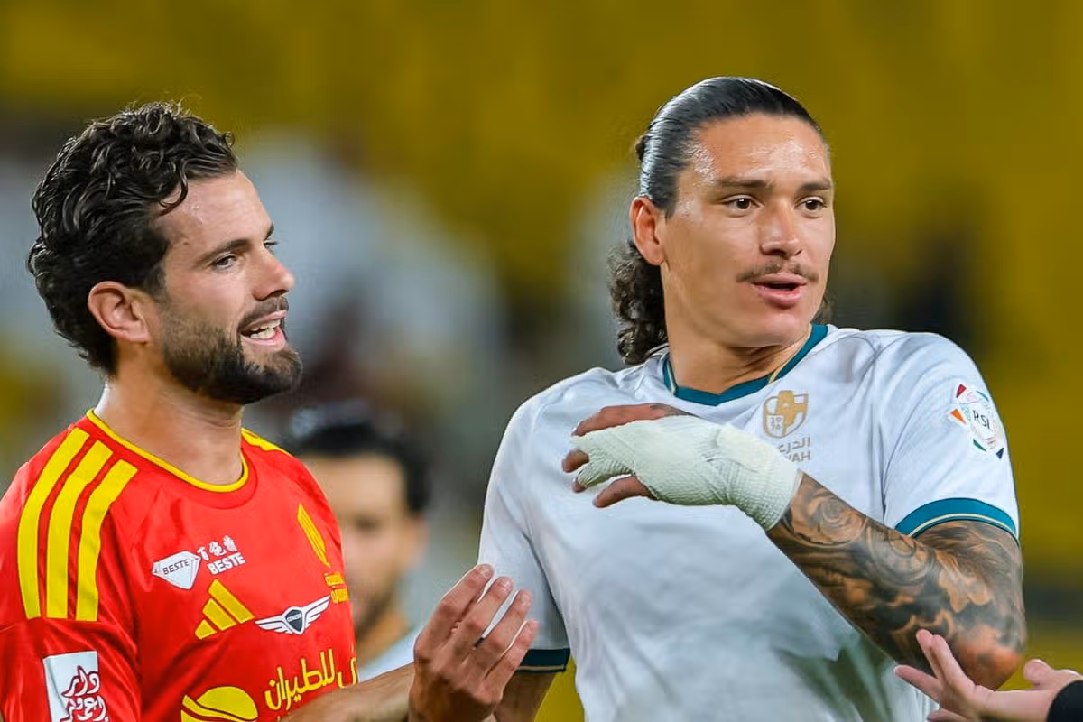 Darwin Nunez of Al Diraiyah and Nacho Fernandez of Al Qadsiah.