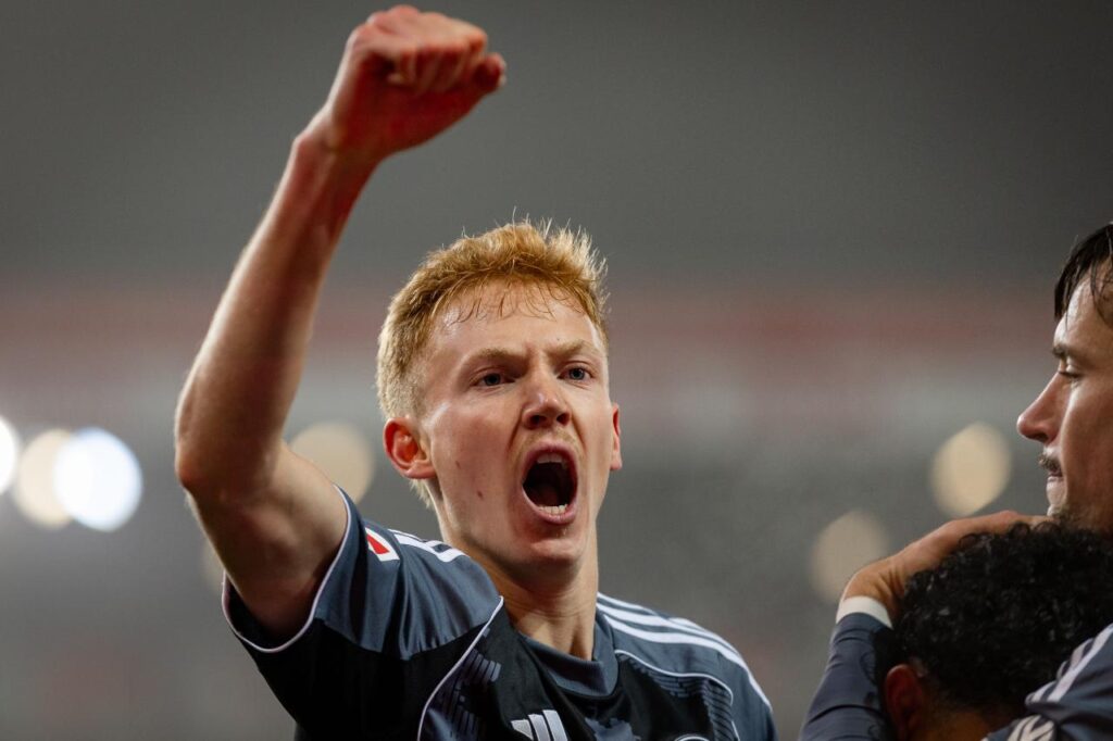 Hugo Larsson completes Fulham switch Hugo Larsson completes Fulham switch