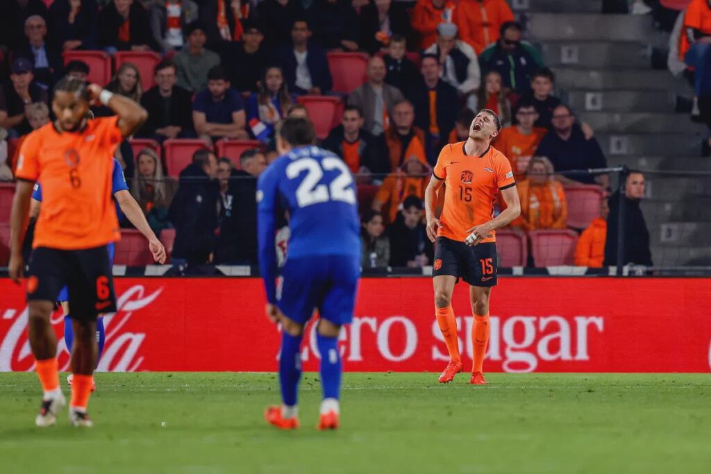 Micky van de Ven out injured i the last minutes of Netherlands-Serbia